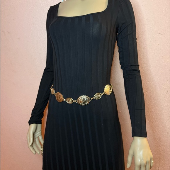 Windsor Gold Medallion Chain Belt | Vintage-Inspired Statement Waist Belt NWT - Picture 5 of 12